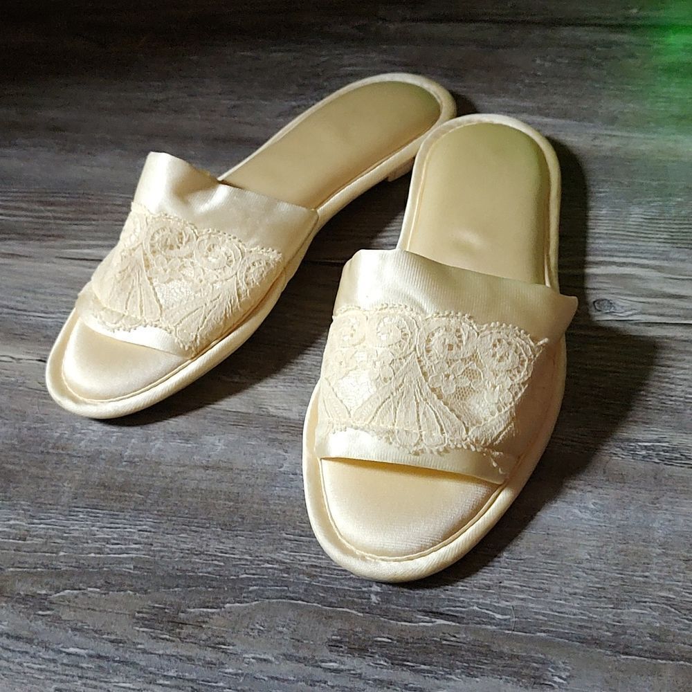 Vintage  Vanity Fair ivory slippers  Sz M  Sz 6.5-7.5